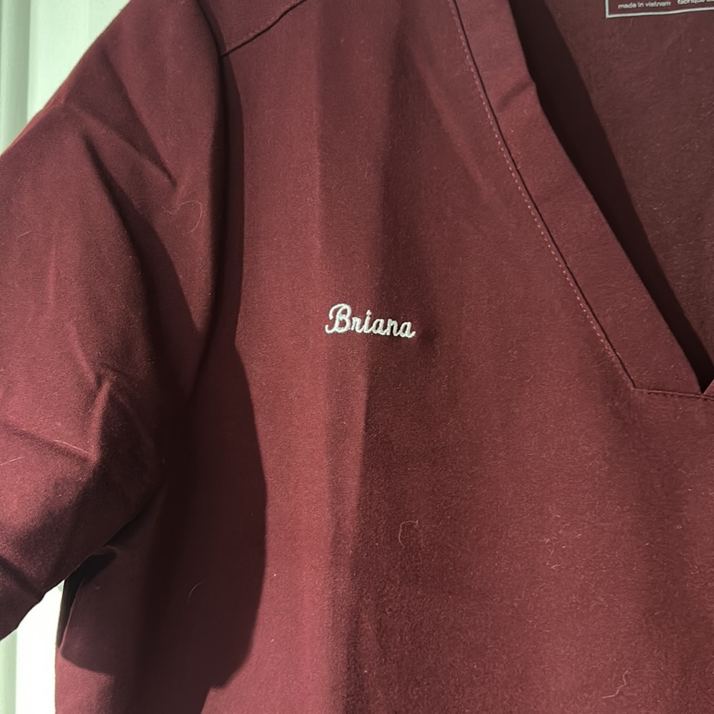 women's Burgundy Casma - Three-Pocket Scrub Top - M / Burgundy engraved Briana